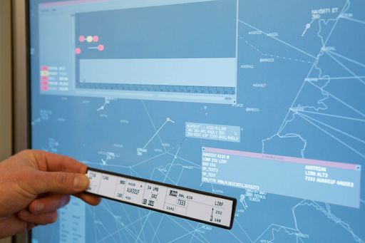 Die Darstellung der Flugdaten auf Papierstreifen
wird abgelöst. Sämtliche Daten werden dem Lotsen am Monitor
angezeigt. Anweisungen werden ab sofort direkt durch Eingabe ins
System aufgezeichnet.