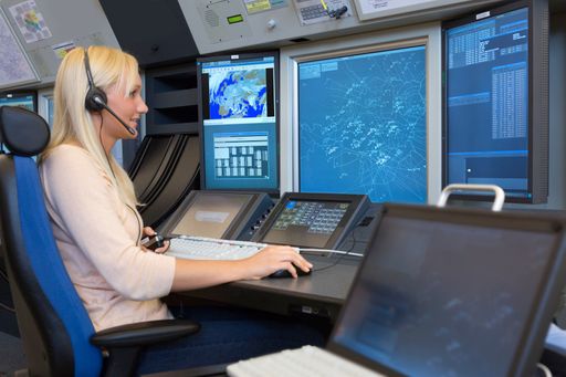 Vorschau Bild von Fluglotsin von Austro Control arbeitet mit neuem
Flugsicherungssystem in der Überflugskontrollzentrale in Wien.