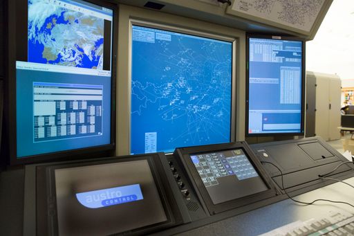Vorschau Bild von Neue Radarkonsole. Der Hauptschirm in der Mitte
zeigt das exakte Abbild der Flugverkehrslage im jeweiligen Sektor.
Links, rechts und darunter befinden sich Support-Screens die unter
anderem aktuelle Flugwetterinformationen zeigen bzw. die
Kommunikation mit angrenzenden Sektoren und Flugsicherungen
ermöglichen.