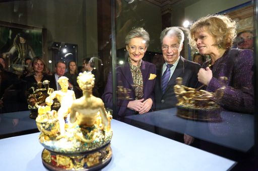  http://www.apa-fotoservice.at/galerie/3820
Kulturministerin Claudia Schmied, Bundespräsident Heinz Fischer und
Generaldirektorin Sabine Haag in der neu eröffneten Kunstkammer Wien