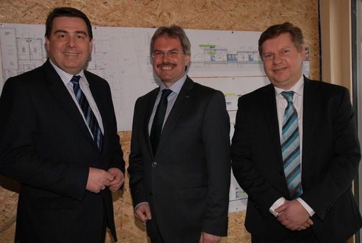 Bei der Gleichenfeier im neuen Kindergarten. Im
Bild v.l.n.r. Bgm. Mag. Heribert Donnerbauer, LR Karl Wilfing, Ing.
Michael Schreiber (Raiffeisen-Leasing)