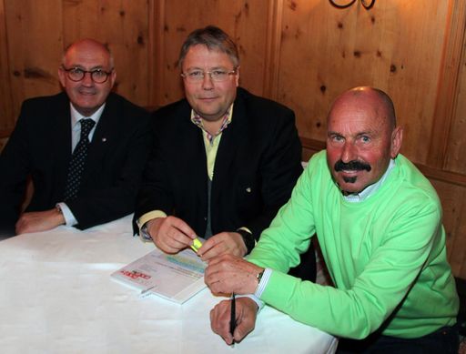 Informierten in Innsbruck über die Bedeutung der
Beschneiung für den Standort Tirol: (v.l.) Dir. Josef Haag, NR Franz
Hörl und Dipl.Ing. Robert Steinwander