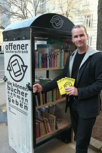  Frank Gassner beim offenen Bücherschrank in der
Josefstadt