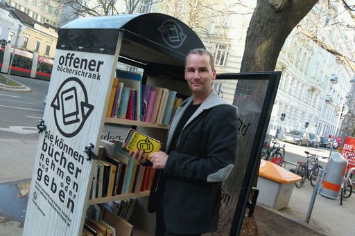 Vorschau Bild von Frank Gassner beim offenen Bücherschrank in der
Josefstadt
