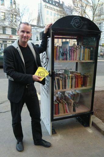 Vorschau Bild von Frank Gassner beim offenen Bücherschrank in der
Josefstadt