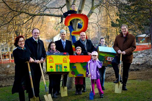 Mit dem gleichzeitigen Spatenstich für drei
SOS-Kinderdorf Familienhäuser setzen die Unternehmenspartner
Marionnaud, Microsoft, ÖAMTC und Raiffeisen gemeinsam ein starkes
Zeichen für Kinder in Not. Am Foto v.l.n.r. Ulrike Schelander-Sertic
(SOS-Kinderdorf), Klaus Buchleitner (Raiffeisen), Robert Kögl
(Microsoft), Martin Gaber (Marionnaud) und Robert Menzl (ÖAMTC.)