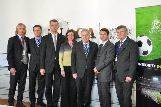 Im Bild v.l.n.r. Simone Farina (FIFA Botschafter
für Fair Play), Georg Pangl (Vorstand Bundesliga), Martin Kreutner
(Leiter IACA), Michaela Ragg (Assistant Director Interpol), Dr. Leo
Windtner (ÖFB Präsident), Ralf Mutschke (FIFA Sicherheitsdirektor),
Günter Kaltenbrunner (Play Fair Code Präsident)