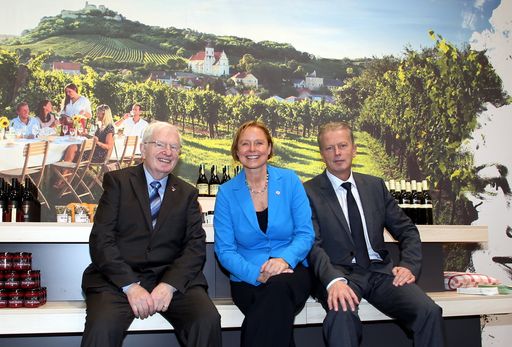  KR Johann Schenner, Obmann der Bundessparte
Tourismus und Freizeitwirtschaft der WKO, Dr. Petra Stolba,
Geschäftsführerin der Österreich Werbung und Wirtschafts- und
Tourismusminister Dr. Reinhold Mitterlehner beim Österreich-Stand
auf der ITB 2013.