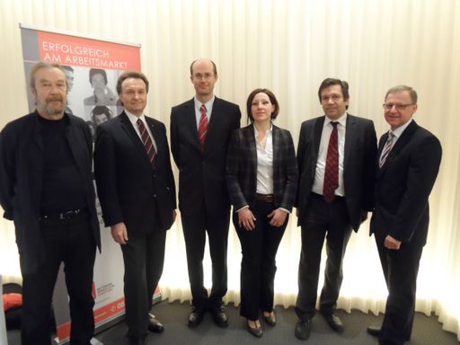 Start-PK des Bundessozialamtes zu den
NEBA-Schnuppertagen - Referenten Gruppenfoto. Im Bild von r.n.l.:
Dipl.-Päd. Günter Hell, Leiter des Lehrlingswesens der ÖBB; Dr.
Günther Schuster, Leiter des Bundessozialamtes; Mag.a Marlene
Mayrhofer, Geschäftsführerin des Dachverbands Berufliche Integration
Dabei Austria; Mag. Dr. Rolf Gleißner, Stellvertretender
Abteilungsleiter für Sozialpolitik und Gesundheit der WKÖ; Komm. Rat
Dir. Jörg Schielin, Leiter der SPAR Akademie Wien; Dr. Heinz
Schoibl, Jugendexperte und Leiter der Forschungsberatung Helix
Austria