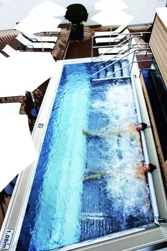 Vorschau Bild von Große Freude in Warmbad-Villach - die Familie
ist wieder vollzählig. Nachdem der große Bruder, die KärntenTherme,
vorübergehend den Wasserhahn zudrehen musste, heißt es ab 11. März
wieder "Wasser marsch" für alle Rutschentester, Saunaphilosophen und
Muskelprotzerinnen. Und seine Zwillingsschwester, das Thermenhotel
Karawankenhof****, feiert dieses Ereignis gebührend und schenkt
allen Gästen, die jetzt ihren Urlaub buchen, die halbe erste Nacht
ihres Aufenthalts.