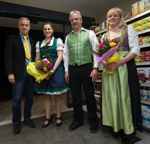 http://www.apa-fotoservice.at/galerie/3912 ADEG
Kaufmann Erwin Einetter, seine Ehefrau Martina (rechts) und
Marktleiterin Viktoria Stattmann (mitte) feierten gemeinsam mit
Kirchbachs Bürgermeister Hermann Jantschgi (links) die Eröffnung.