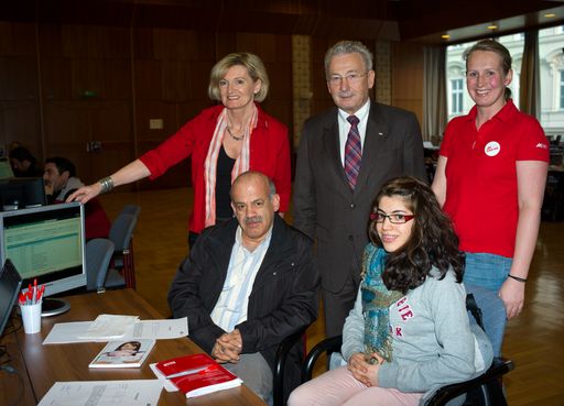 Auch für die Zahnspange gibt es Geld zurück. Özlem und Semal Koca
kommen jedes Jahr zu den AKNÖ-Beratungstagen. Zusätzliches Geld
bekommen sie durch den Alleinverdienerabsetzbetrag, den
Kinderfreibetrag und das Pendlerpauschale.