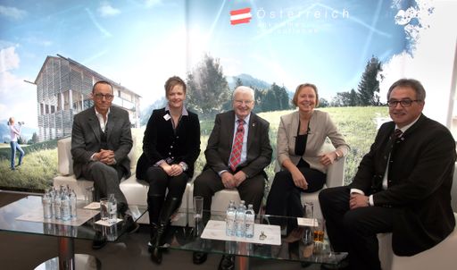  Im Bild v.l.n.r.: Gerold Schneider, Hotelier und
Architekt in Lech am Arlberg; Astrid Legner, "Austria Guide"; Hans
Schenner, Obmann der Bundessparte Tourismus und Freizeitwirtschaft
der WKO; Petra Stolba, Geschäftsführerin der Österreich Werbung;
Oskar Hinteregger, ÖW-Region Manager in Deutschland