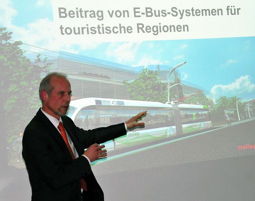  E-Mobilitätsprofi Arnulf Schuchmann bei der
Präsentation von innovativen Verkehrslösungen im Rahmen der ITB in
Berlin.