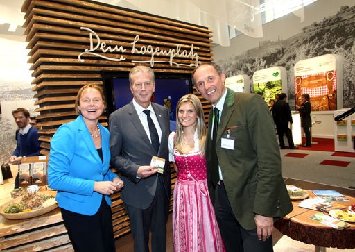  Prominenter Besuch am SalzburgerLand Logenplatz
anlässlich der ITB Berlin: v. l. n. r.: Dr. Petra Stolba (GF der
Österreich Werbung), Wirtschaftsminister Dr. Reinhold Mitterlehner,
Lisa Loferer (SalzburgerLand Tourismus) und Leo Bauernberger, MBA
(GF SalzburgerLand Tourismus).