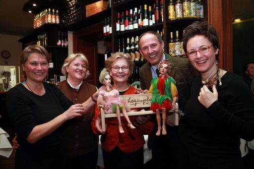 Vorschau Bild von Medienfrühstück der SalzburgerLand Tourismus im
Restaurant " Zur Nussbaumerin " . Michaela Obermayr
(Puppenspielerin), Johanna Nussbaumer (Chefin Zur Nussbaumerin), Leo
Bauernberger, MBA (GF SalzburgerLand Tourismus), Dr. Barbara
Heuberger (GF Salzburger Marionettentheater) und Eva Wiener
(Puppenspielerin).