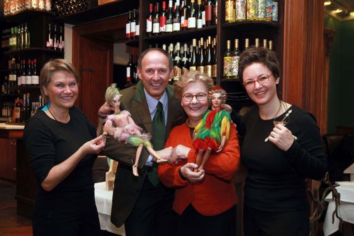 Vorschau Bild von Medienfrühstück der SalzburgerLand Tourismus im
Restaurant " Zur Nussbaumerin " . Michaela Obermayr
(Puppenspielerin), Leo Bauernberger, MBA (GF SalzburgerLand
Tourismus), Dr. Barbara Heuberger (GF Salzburger Marionettentheater)
und Eva Wiener (Puppenspielerin).