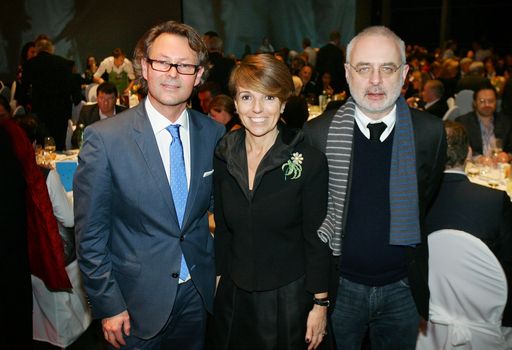 Im Bild v.l.n.r.:
http://www.apa-fotoservice.at/galerie/3932 Hans-Peter Wipplinger
(Direktor der Kunsthalle Krems), Patrizia Sandretto Re Rebaudengo
(Präsidentin der Fondazione Sandretto Re Rebaudengo) und Francesco
Bonami (ehemaliger Direktor der Biennale von Venedig und
künstlerischer Leiter der Fondazione Sandretto Re Rebaudengo)