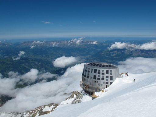  Das "Refuge du Goûter" am Mont Blanc: Europas
höchste Baustelle in 3.835 Metern Höhe ist fertiggestellt. Das
schwindelerregende Berghütten-Projekt forderte vom Bau-Team genauso
wie von den Materialien Höchstleistungen.