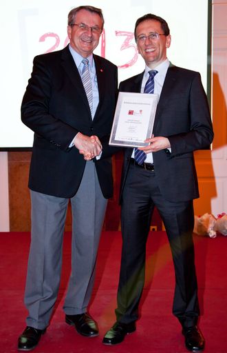 Dr. Erich Laminger (links), Managing Director von
Great Place to Work(R) Österreich, übergab am 8. März 2013 die
regionale Auszeichnung zu "Beste Arbeitgeber 2013" für das
Bundesland Wien an Mag. Hans Schmit (rechts), CEO des
Softwareunternehmens ANECON.
