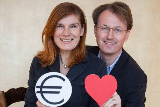  Geht's der Beziehung gut, so geht's dem Betrieb
gut: Isabella Klien und Armin Schmelzle unterstützen
Unternehmerpaare im Tourismus dabei, Gefühl und Geschäft in Balance
zu bringen.