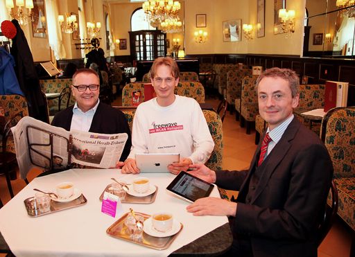 Neuer Service für Kaffeehausgäste: die
Kiosk-FreeLounge. Getestet von KommR Maximilian K. Platzer (Café
Weimar), Wolfgang Krivanek (Freewave), Rüdiger Baumberger (APA).