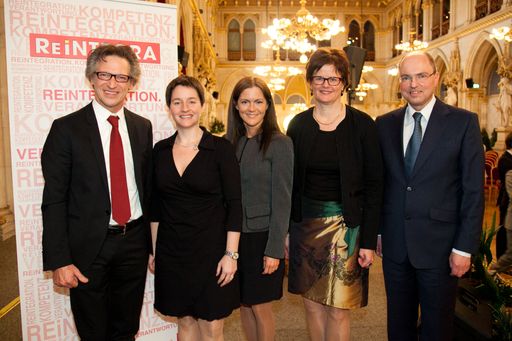  http://www.apa-fotoservice.at/galerie/3933
Jubiläumsfeier "30 Jahre REiNTEGRA" im Wiener Rathaus - v.l.n.r.:
Manfred Skoff, Geschäftsführer REiNTEGRA, Gesundheits- und
Sozialstadträtin Sonja Wehsely, Alexandra Schosser-Haupt, Ärztliche
Leiterin des Zentrums für seelische Gesundheit LEOpoldau, BBRZ,
Petra Draxl, Geschäftsführerin des AMS Wien, Stefan Brinskele,
Geschäftsführer REiNTEGRA.