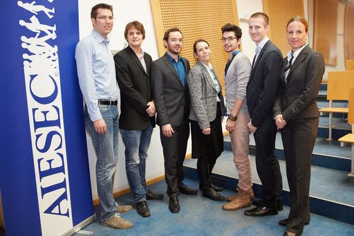 http://www.apa-fotoservice.at/galerie/3972 Im Bild
v.l.n.r Johannes IDE, Vorsitzender von AIESEC in Österreich, Peter
Kürti, Nationales Team von AIESEC in Österreich, Toni Kronke
Representant von Teach for Austria, Karin Schnopfhagen
Representantin von ÖNB, Kambis Kohansal-Vajargah Representant von
watchadoo, Raffael Gurschler Nationales Team von AIESEC in
Österreich, Eva Graf Leiterin Compliance Department ÖNB