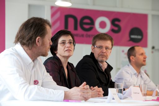 Österreich; Wien; IPO; 20130312; Die NEOS Partei
mit Zuwachs aus den Reihen der Grünen Wirtschaft: Von Rechts:
Matthias Strolz, Peter Drössler, Elisabeth Auer und Rupert Rauch
während einer Pressekonferenz am Dienstag, 12. März 2013.