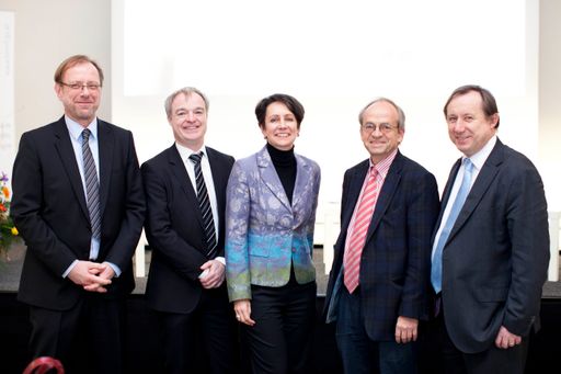  http://www.apa-fotoservice.at/galerie/3950 Im Bild
v.l.n.r.: Johannes Steiner, Peter Schwab, Sabine Herlitschka, Karl
Aiginger und Wolfgang Burtscher.