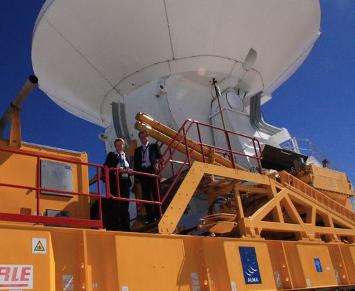 Minister Karlheinz Töchterle und Astrophysikerin
Sabine Schindler (Universität Innsbruck) besichtigten anlässlich der
Eröffnung des weltweit größten Radioteleskops eine der 66 Antennen