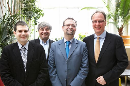 http://www.apa-fotoservice.at/galerie/3940 Das
Department für Virologie der MedUni Wien meldete für 2012 insgesamt
52 hospitalisierte FSME-Fälle in Österreich. Die Gefahr, dass durch
einen Zeckenstich eine FSME-Infektion ausgelöst wird, ist damit
nicht geringer geworden. In den letzten zehn Jahren bewegten sich
die FSME-Erkrankungen durch Zeckenstiche in Österreich zwischen 45
und 113 Fällen. Da die einmal ausgebrochene FSME jedoch nicht
behandelbar ist, stellt die Impfung nach wie vor den einzigen Schutz
dar. Ansonsten können Ärzte nur die Symptome lindern. Je nach
Schwere bzw. Intensität der Erkrankung leiden Betroffene oft unter
Spätfolgen bis hin zur Pflegebedürftigkeit. Und auch 2012 waren
leider wieder zwei Todesopfer zu beklagen.