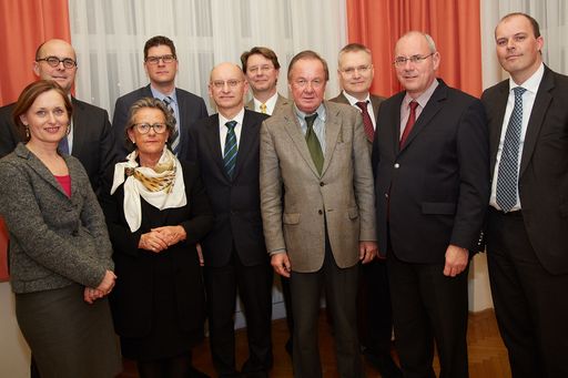  http://www.apa-fotoservice.at/galerie/3904/ Im Bild
v.l.n.r. 2. Reihe hinten: Vizepräsident Dr. Friedrich Nusterer,
Ausschussmitglieder Mag. Rainer Samek, Ing. Dr. Karl Ossana und Dr.
Viktor Strebingerv.l.n.r. 1. Reihe vorne: Ausschussmitglieder Dr.
Christine Riess, Dr. Elisabeth Zimmert, Präsident Dr. Michael
Schwarz, Ausschussmitglied Dr. Reinhold Kloiber, Vizepräsident Dr.
Rudolf Beck und Ausschussmitglied Dr. Christoph Sauer