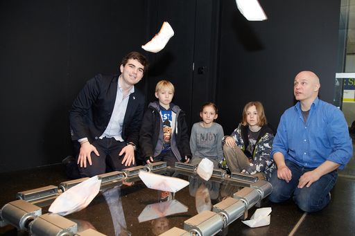http://www.apa-fotoservice.at/galerie/3992 im Bild:
Christoph Girbinger (JEF), Matthias Deumlich (Künstler und Kurator)
mit jungen Workshop-TeilnehmerInnen