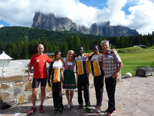  Das Hotel Cendevaves auf Monte Pana in Gröden
wird dieses Jahr gleich zweimal zum Mekka aller Freizeitläufer. Vom
8. - 15. Juni und vom 14. - 21. September 2013 bietet das Hotel
sportbegeisterten Urlaubsgästen im Rahmen der Laufwoche ein
abwechslungsreiches Trainingsprogramm an. v.l.n.r.: Christian
Stuffer, Lucy Wambui, Birgit Stuffer, Isaac Kosgei, Francis Muigai,
Hans Bachlechner;