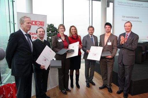 Der Top-Nahversorgungspreis der Wirtschaftskammer
Österreich geht an Karin Aigner (3.v.l.), Günter Trafler (2.v.l.)
und Rudolf Zotter (2.v.r.)