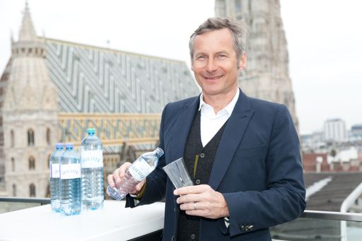 http://www.apa-fotoservice.at/galerie/3986/ Im
Bild: Dr. Alfred Hudler (Vorstandsvorsitzender der Vöslauer
Mineralwasser AG)