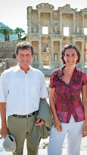 Karlheinz Töchterle mit ÖAI-Direktorin Sabine
Ladstätter bei seinem Besuch der Ausgrabung in Ephesos im Juni 2012