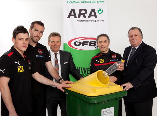 Im Bild v.l.n.r. Zlatko Junuzovic (Teamspieler),
Christian Fuchs (Nationalteam-Kapitän), Werner Knausz (ARA
Vorstand), Marcel Koller (ÖFB Teamchef), Alfred Ludwig (ÖFB
Generaldirektor).