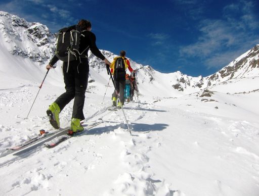 Lawinenkurs der Alpenverein-Bergsteigerschule in
den Stubaier Alpen (Steintalspitzen).