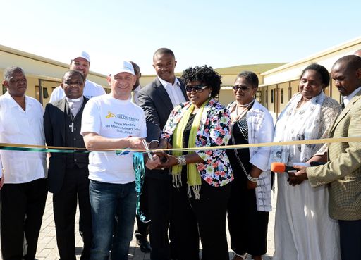 Feierliche Eröffnung der "Nelson Mandela No-Moscow
Primary School" in Qunu: Lyoness CEO Hubert Freidl (links im
Vordergrund), Luvuyo Hlanganani Mandela (Mitte) und Meme Mable
Kgagara (rechts im Vordergrund) beim Durchschneiden des
Eröffnungsbandes.
