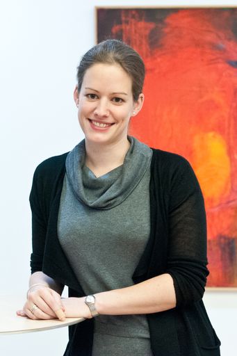 Mit Kerstin Holzinger gewinnt HASLINGER / NAGELE
einen der jungen "Shooting Stars" des öffentlichen Wirtschaftsrechts
als neue Partnerin. Aus der Eliteschmiede des Instituts von Univ.
Prof. Dr. Holoubek (Wirtschaftsuniversität Wien) kommend hat sich
die frisch angelobte Anwältin schon in jungen Jahren eine
exzellenten Ruf in der Fachwelt erworben - und ist zugleich der
Wissenschaft treu geblieben.