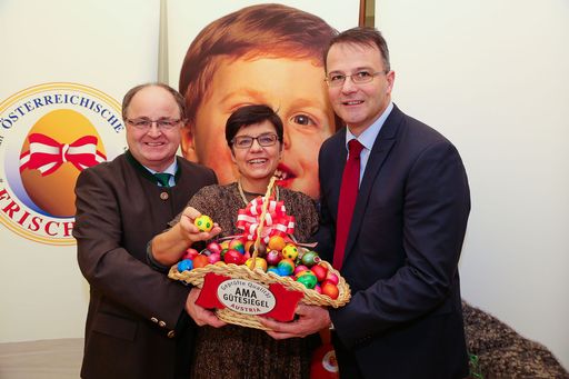 http://www.apa-fotoservice.at/galerie/3977 Im Bild
v.l.n.r.: Ök. Rat Franz Karlhuber, Legehennenhalter und
Obmannstellv. der Erzeugergemeinschaft frischei GmbH, Dr. Madeleine
Petrovic Obfraustellv. der Österreichischen Eieredatenbank, DI
Martin Greßl Qualitätsmanager der AMA-Marketing und Obmann der
Österreichischen Eierdatenbank