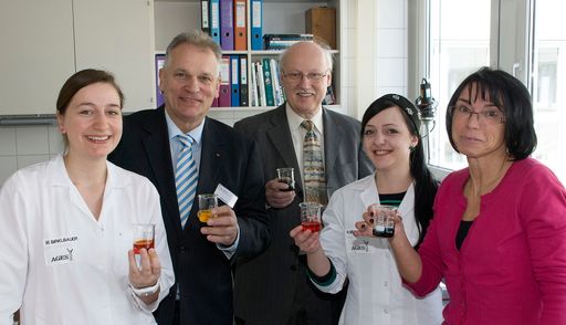 Bei der AGES in Linz werden auch Ostereierfarben
analysiert und kontrolliert, von links: Maria Birklbauer,
WB-Direktor BR Gottfried Kneifel, AGES-Institutsleiter Hofrat Rudolf
Kapeller, Julia Gratschmayer und Analytik-Abteilungsleiterin Daniela
Schachner.