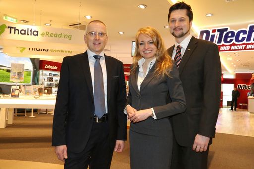 v.l.n.r.: Josef Pretzl (Thalia Österreich
Geschäftsführer), Aleksandra und Damian Izdebski (DiTech-Gründer))
zum sofortigen Versand vorbereiten und vom DiTech.