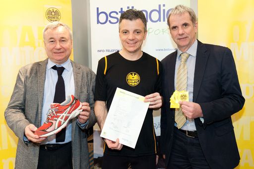  http://www.apa-fotoservice.at/galerie/3964/ Im Bild
v.l.n.r.: Paul Bständig (GF Bständig GmbH), Oliver Schmerold
(Verbandsdirektor ÖAMTC), Wolfgang Konrad (CEO Vienna City Marathon)