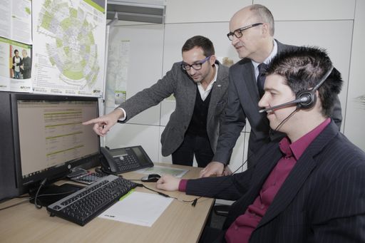 v.l.n.r.: Thomas Bohrn (VOR-Geschäftsführer)
präsentiert Dr. Peter Jonas (Director Certification, Austrian
Standards plus) die nach Euro Norm 15838 zertifizierte
VOR-Servciehotline 0810 22 23 24.