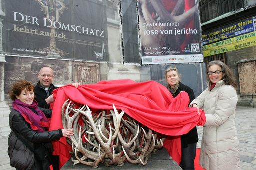  http://www.apa-fotoservice.at/galerie/3974/ Im Bild
v.l.n.r.: Die Künstlerin Sylvia Kummer, Dompfarrer Toni Faber,
Kuratorin Silvie Aigner und Wildbiologin Karoline Schmidt