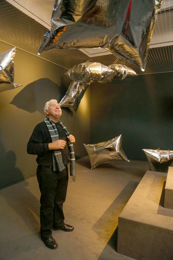  http://www.apa-fotoservice.at/galerie/3997
Ausstellung "Wolken. Welt des Flüchtigen" im Leopold Museum.
Besucher in der Installation "Silver Clouds" von Andy Warhol -
Warhol Museum Serie, 1994, The Andy Warhol Museum, Pittsburgh, (C)
The Andy Warhol Foundation for the Visual Arts.Inc./VBK, Wien 2013