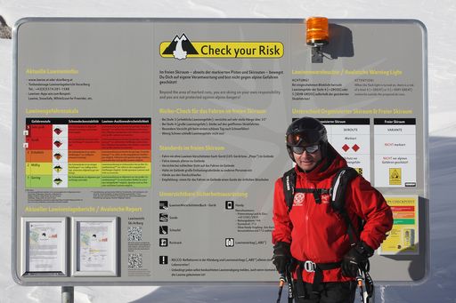 Check Your Risk Informationstafel (im Bild:
Manfred Meusburger, Bergrettung Lech)